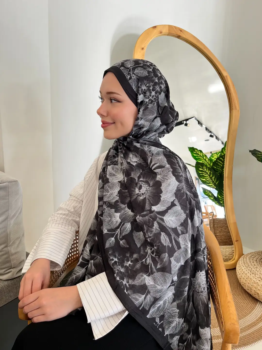 Ürün görseli: Peony Desen Pamuk Kraş Şal - Siyah
