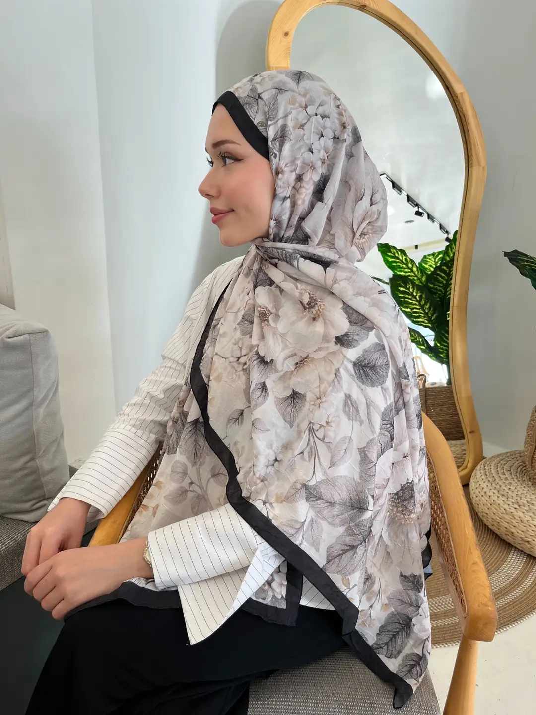 Ürün görseli: Peony Desen Pamuk Kraş Şal - Taş/Siyah
